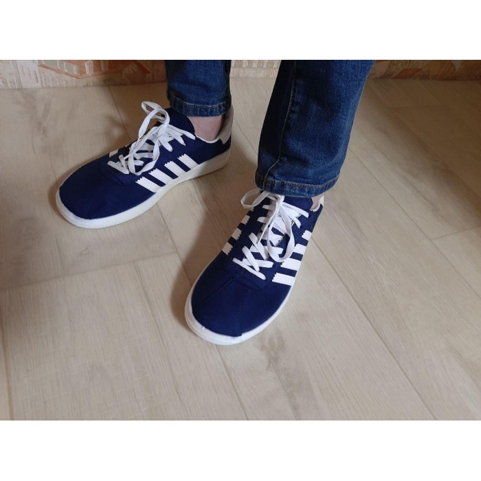 РОЗПРОДАЖ! Кросівки екозамша з білими смужками темно-синього кольору на 39,40р