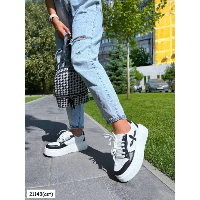 Кросівки жіночі чорно/білі натуральна шкіра на 38р