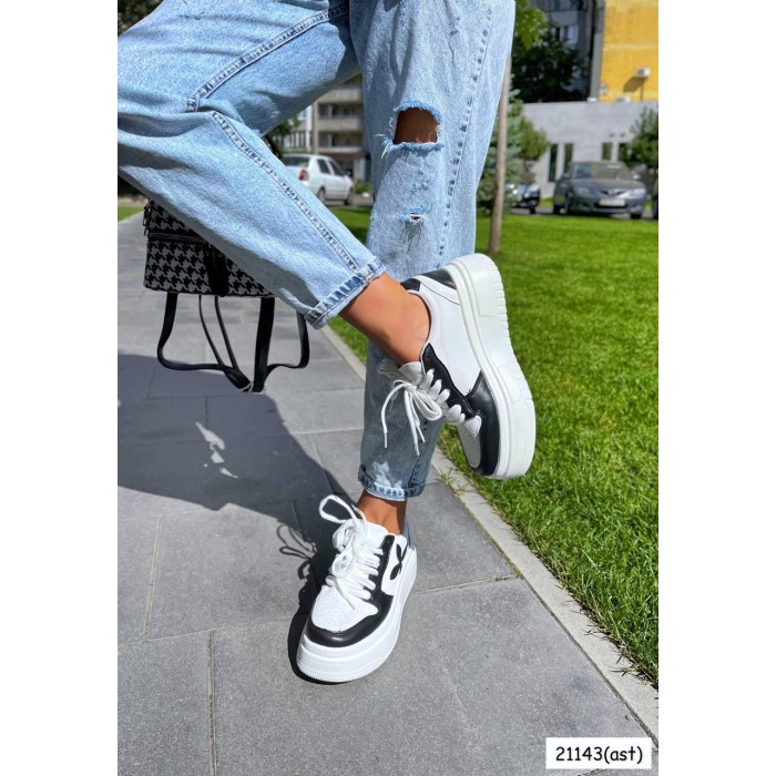 Кросівки жіночі чорно/білі натуральна шкіра на 38р