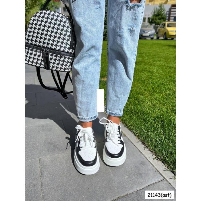 Кросівки жіночі чорно/білі натуральна шкіра на 38р