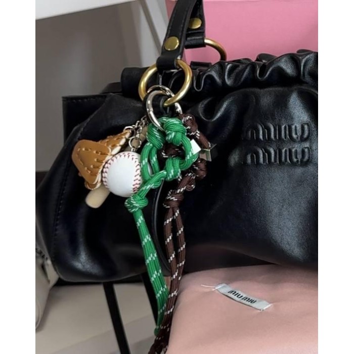 Сумка жіноча МіуМіу  з брелком натуральна шкіра Чорна