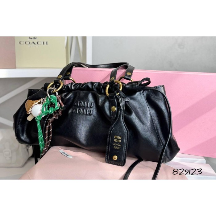 Сумка жіноча МіуМіу  з брелком натуральна шкіра Чорна