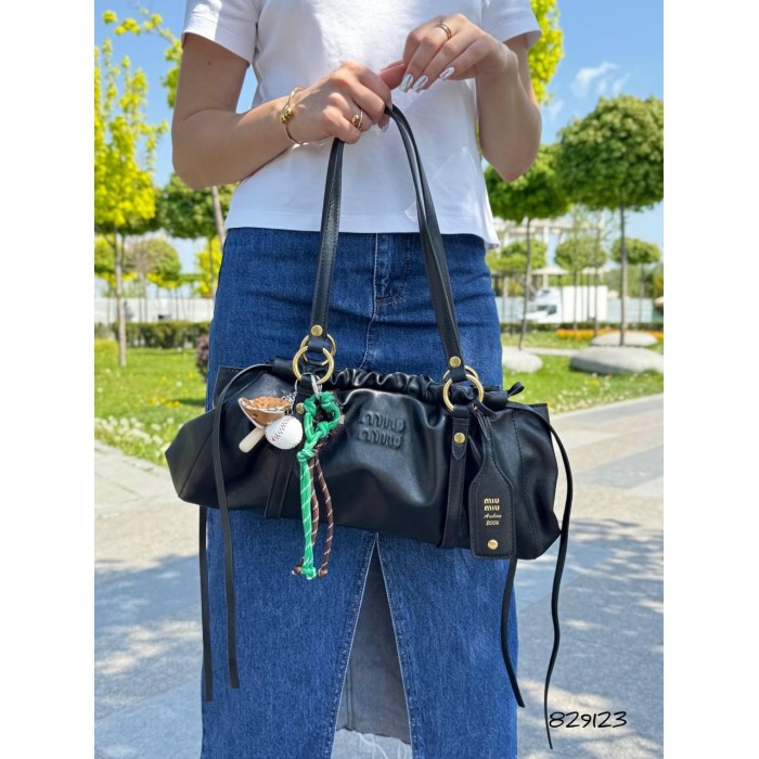 Сумка жіноча МіуМіу  з брелком натуральна шкіра Чорна