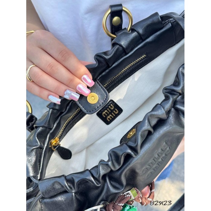 Сумка жіноча МіуМіу  з брелком натуральна шкіра Чорна