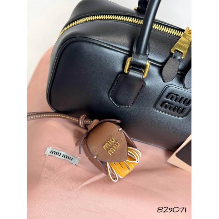 Сумка жіноча МіуМіу з брелком натуральна шкіра Чорна