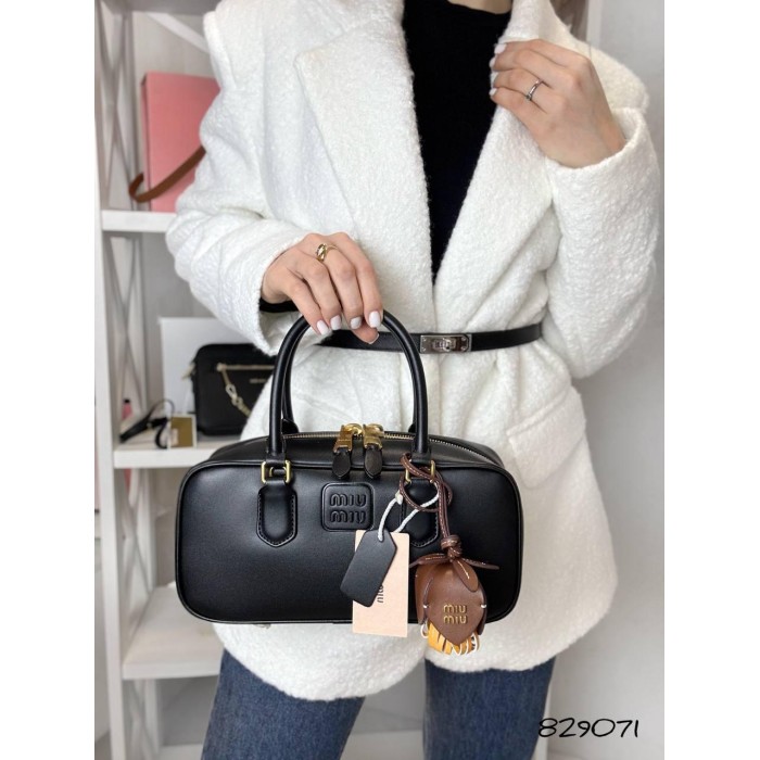 Сумка жіноча МіуМіу з брелком натуральна шкіра Чорна