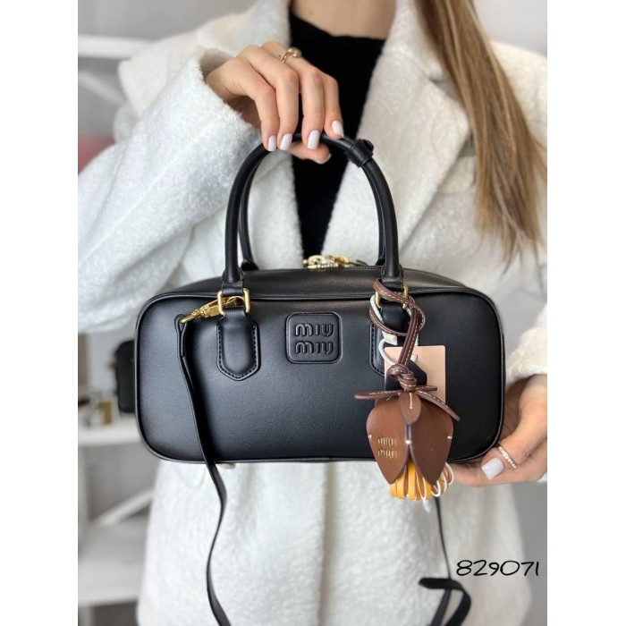 Сумка жіноча МіуМіу з брелком натуральна шкіра Чорна