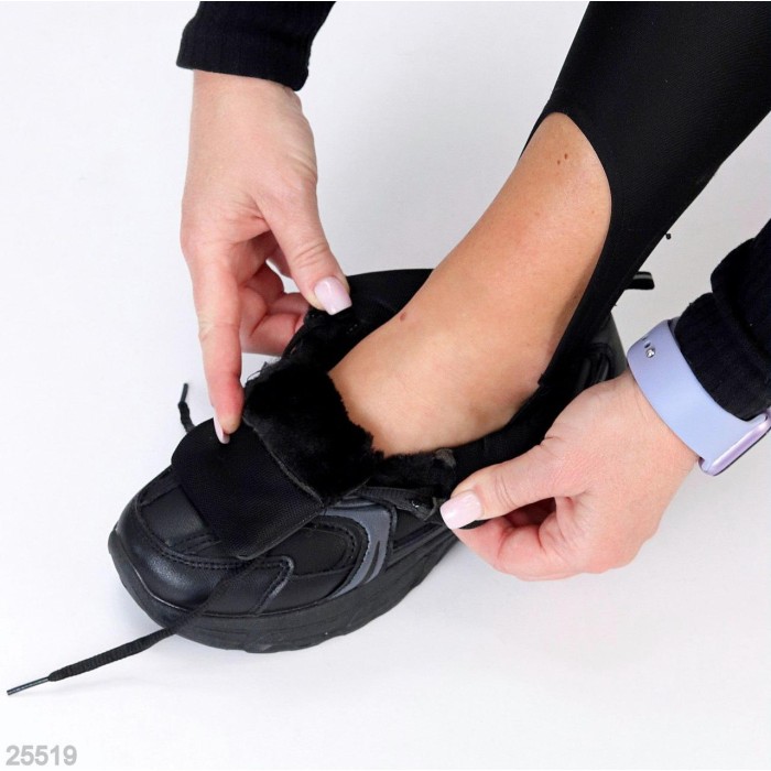 Кросівки жіночі еко-шкіра колір-чорний на 35.5р