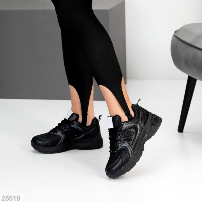 Кросівки жіночі еко-шкіра колір-чорний на 35.5р