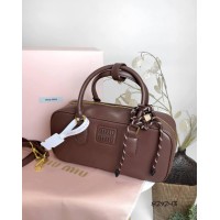Сумка жіноча МіуМіу з брелком натуральна шкіра Шоколад