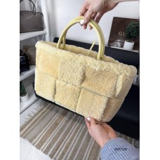 Сумка жіноча з брелоком натуральна шкіра/хутро Чорна, Беж Бежевий