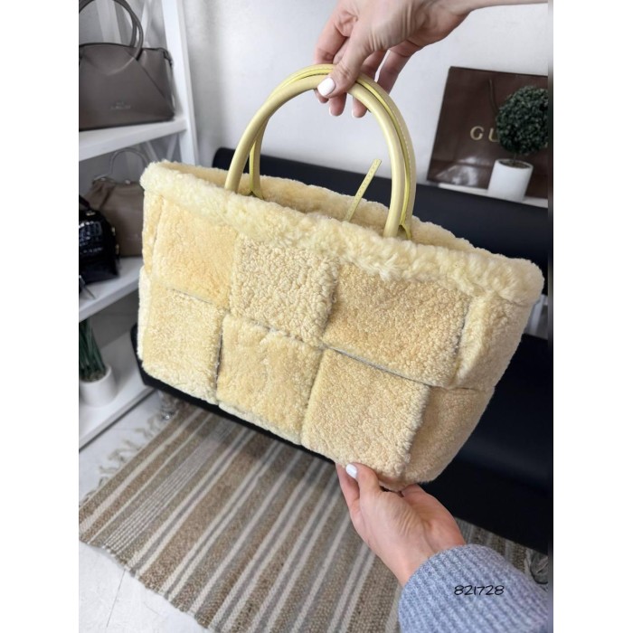 Сумка жіноча з брелоком натуральна шкіра/хутро Чорна, Беж