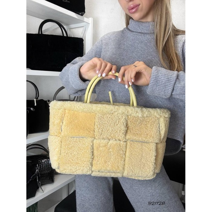 Сумка жіноча з брелоком натуральна шкіра/хутро Чорна, Беж