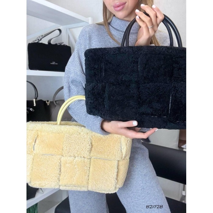 Сумка жіноча з брелоком натуральна шкіра/хутро Чорна, Беж