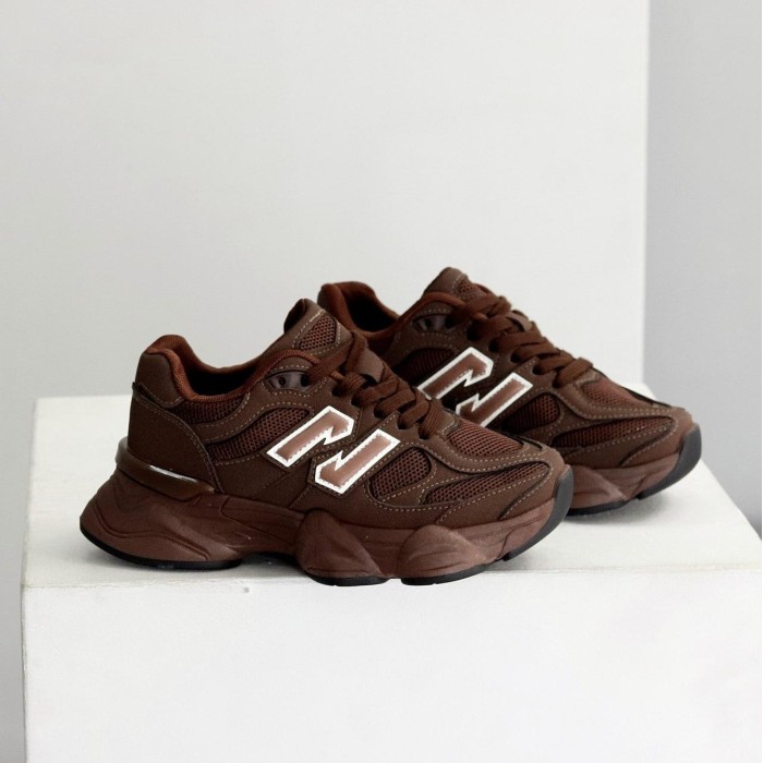 КросІвки жіночі еко-замша колір-шоколад на 35.5р.