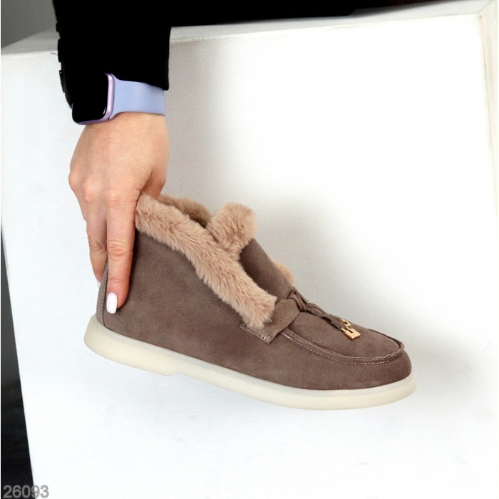 Стильные утепленные замшевые бежевые лоферы с опушкой 36р