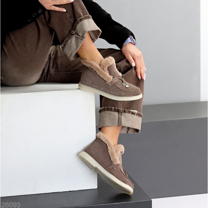 Стильные утепленные замшевые бежевые лоферы с опушкой 36р