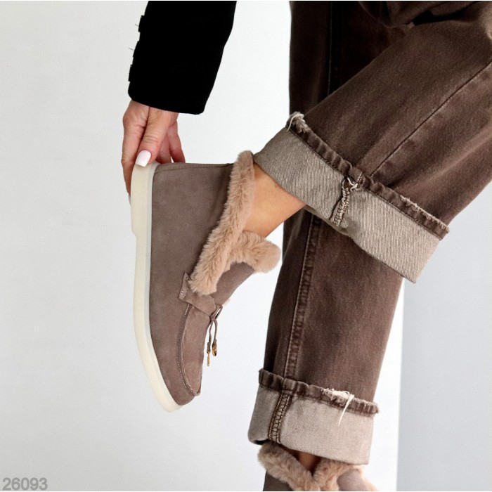 Стильные утепленные замшевые бежевые лоферы с опушкой 36р