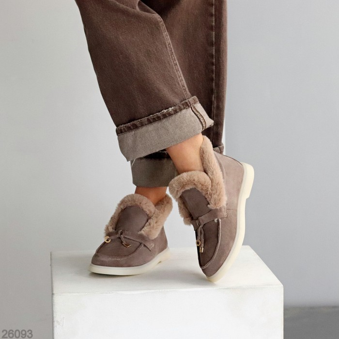 Стильные утепленные замшевые бежевые лоферы с опушкой 36р