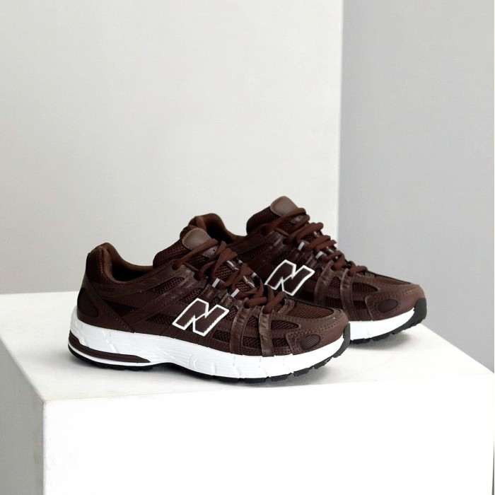 Кросівки жіночі еко-шкіра колір-шоколад на 35.5,37,38,39,40р.