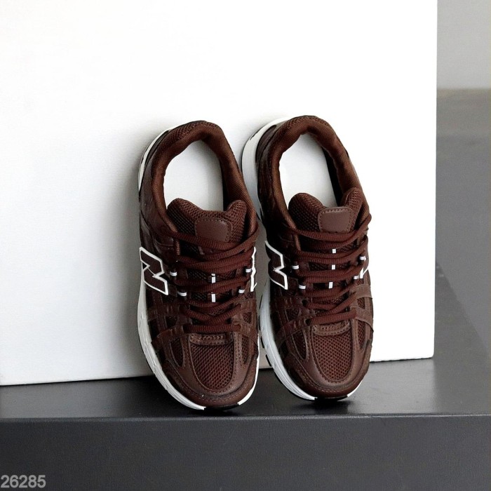 Кросівки жіночі еко-шкіра колір-шоколад на 35.5,37,38,39,40р.