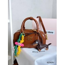 Сумка жіноча з брелоками натуральна шкіра лак Чорна, Кемел Кемел