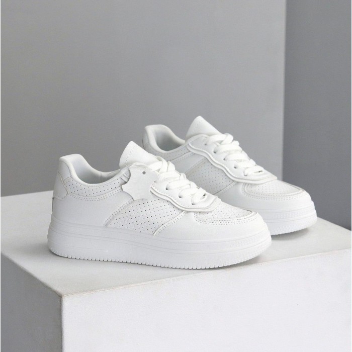 Кросівки жіночі натуральна шкіра білі на 35.5,36,37,38,39р.